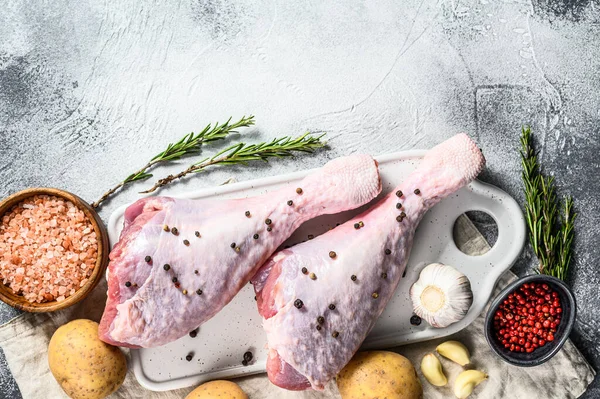 Kycklingben Med Kryddor Vit Skärbräda Grå Bakgrund Högst Upp Plats — Stockfoto