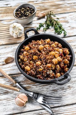 Tavada nohut ve kinoa pişirdim. Sağlıklı yiyecekler, diyet. Beyaz ahşap arka plan. Üst görünüm.