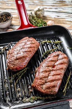 Biftek yemeye hazır. Top Blade bifteği, siyah Angus eti. Gri arka plan. Üst görünüm.