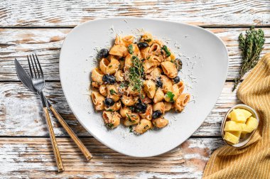 Ton balığı, domates, sarımsak ve siyah zeytinli makarna. Beyaz arka plan. Üst görünüm