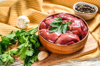 Tabakta çiğ ördek ciğeri. Beyaz arka plan. Üst görünüm.