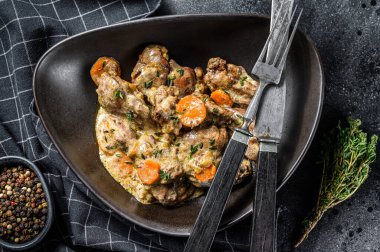 Kızarmış tavuk ciğeri, soğan ve otla birlikte. Siyah arka plan. Üst görünüm.