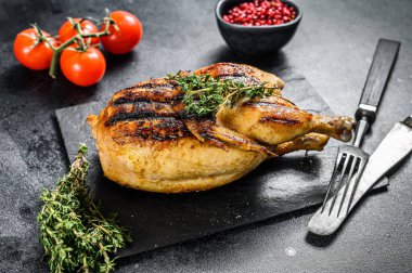 Kekikli ızgara organik tavuk. Siyah arka plan. Üst görünüm