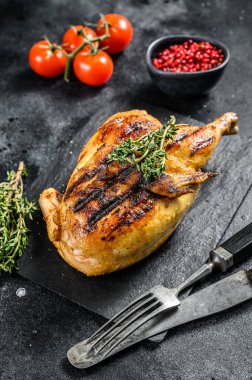 Kekikli ızgara organik tavuk. Siyah arka plan. Üst görünüm