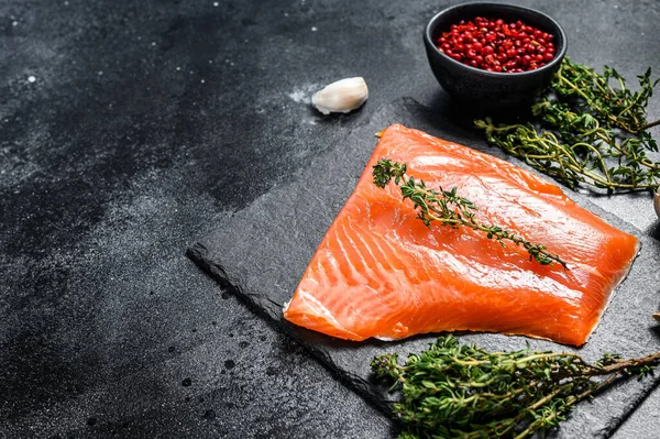 Filetto Salmone Crudo Fresco Con Timo Fondo Nero Vista Dall — Foto Stock