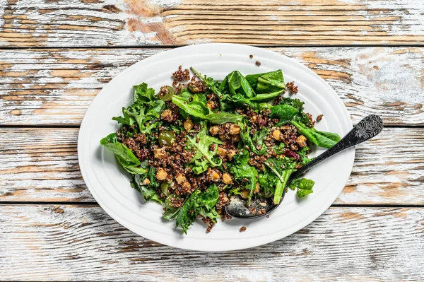 Gesunder Salat mit Spinat, Quinoa und gebratenem Gemüse. Super Essen. Weißer Hintergrund. Ansicht von oben — Stockfoto