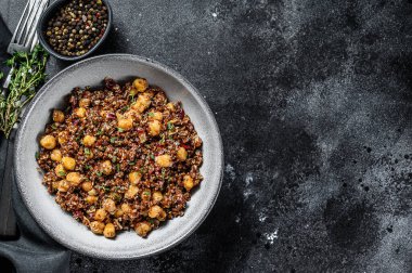 Nohut ile kaynamış kinoa. Sağlıklı yiyecekler, diyet. Siyah arka plan. Üst Manzara. Boşluğu kopyala