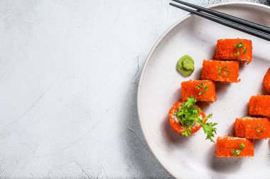 Avokado ve karides etli suşi. Gri arka plan. Üst Manzara. Boşluğu kopyala