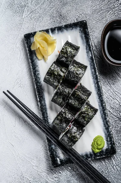 Sushi Rollen Hosomaki Mit Lachs Avocado Und Thunfisch Grauer Hintergrund — Stockfoto