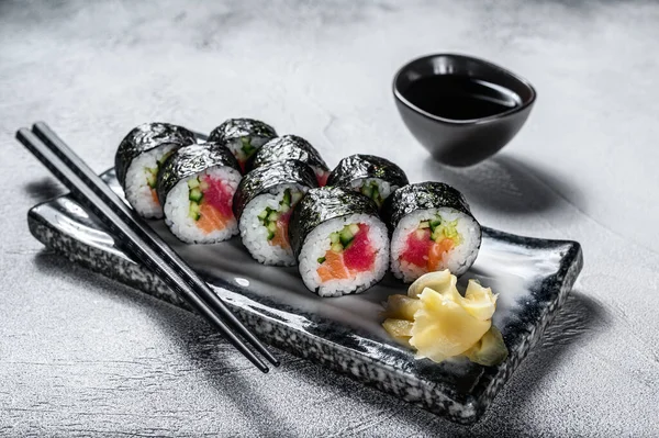 Maki Sushi Rola Com Salmão Atum Fundo Cinzento Vista Superior — Fotografia de Stock