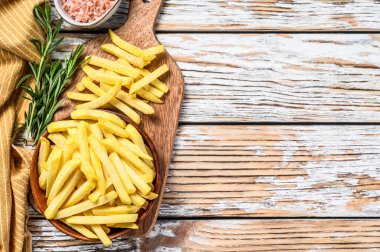 Bir kasede donmuş patates kızartması, organik sebzeler. Beyaz ahşap arka plan. Üst Manzara. Boşluğu kopyala.