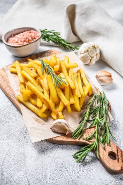 Kesme tahtasında patates kızartması, kızarmış patates. Beyaz arka plan. Üst görünüm.