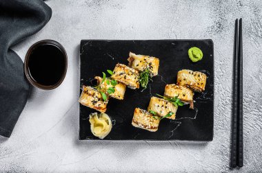 Füme yılan balığı ve salatalıklı suşi rulosu. Beyaz arka plan. Üst görünüm.