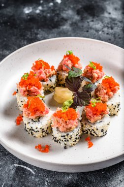 Ton balığı, somon ve havyarlı suşi. Siyah arka plan. Üst görünüm.