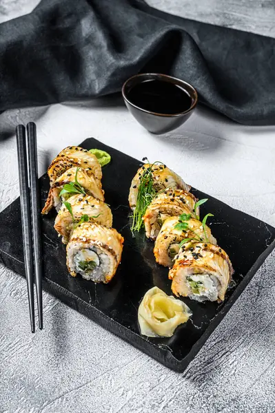 Rolo Sushi Com Enguia Defumada Pepino Fundo Branco Vista Superior — Fotografia de Stock