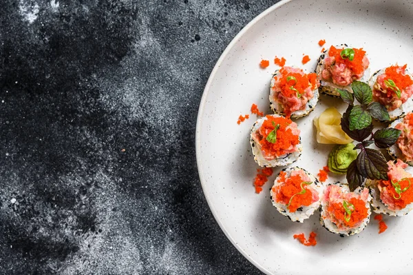 Définir Pain Sushi Avec Avocat Thon Saumon Caviar Fond Noir — Photo