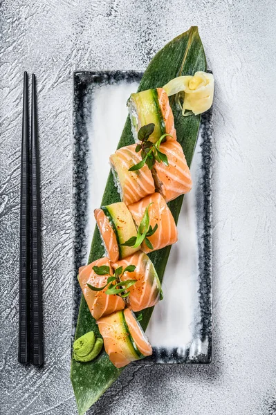 Philadelphia Maki Sushi Mit Lachs Garnelen Avocado Frischkäse Sushi Roll — Stockfoto