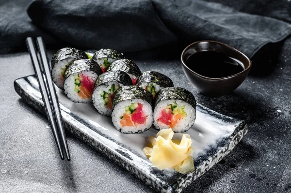 Maki Sushi Saumon Thon Fond Noir Vue Dessus — Photo