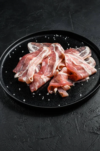 Fläskbacon Svart Tallrik Ekologiskt Kött Från Jordbruket Svart Bakgrund Ovanifrån — Stockfoto