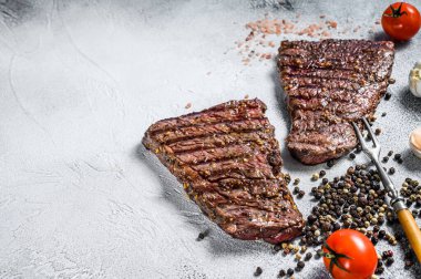 Izgara Denver bifteği. Mangal bifteği. Gri arka plan. Üst Manzara. Boşluğu kopyala.