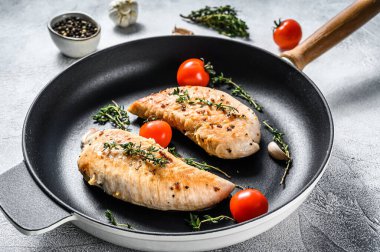 Tavada ızgara hindi eti. Göğüs filetosu. Beyaz arka plan. Üst görünüm.