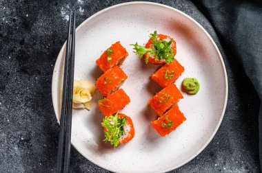 Avokado ve yengeç etli California suşisi. Siyah arka plan. Üst görünüm.