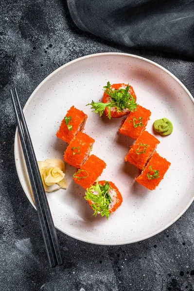 Sushi Maki Roll Mit Avocado Und Garnelenfleisch Schwarzer Hintergrund Ansicht — Stockfoto