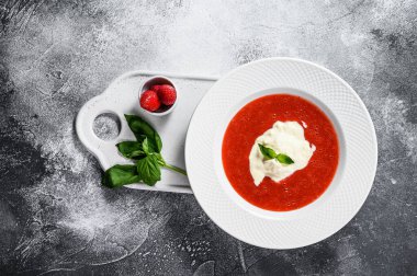 Çilekli püre ve stracciatella mozzarella tatlısı. Gri arkaplan.