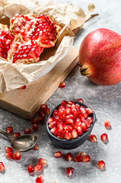 Rijp Granaatappel Zaden Een Houten Snijplank Biologisch Fruit Grijze Achtergrond — Stockfoto