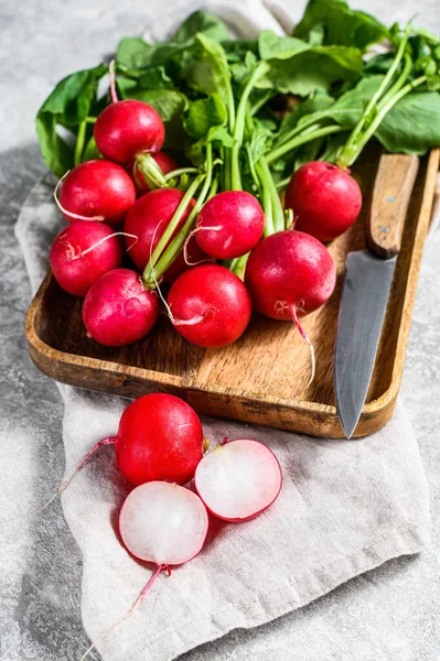 Rábanos Rojos Frescos Tazón Madera Cultivar Verduras Ecológicas Fondo Gris — Foto de Stock