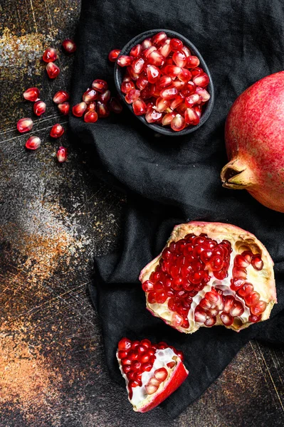 Rode Rijpe Granaatappel Biologisch Fruit Zwarte Achtergrond Bovenaanzicht — Stockfoto