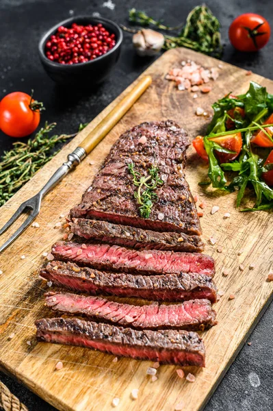 Grillad Skivad Denver Biff Skärbräda Grillbiff Svart Bakgrund Ovanifrån — Stockfoto