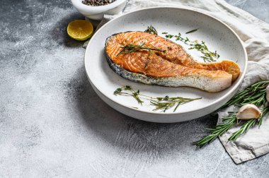 Izgara somon bifteği. Atlantik balığı. Gri arka plan. Üst Manzara. Metin için boşluk.