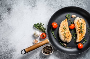 Tavada ızgara hindi eti. Göğüs filetosu. Beyaz arka plan. Üst Manzara. Boşluğu kopyala.