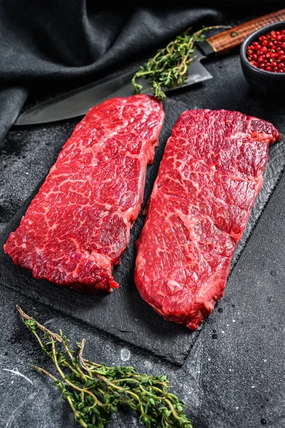 生のデンバーステーキ 大理石の牛肉肉 黒の背景 トップ表示 — ストック写真
