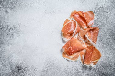 İtalyan jambonu, pişirilmiş jambon. Beyaz arka plan. Üst Manzara. Boşluğu kopyala.