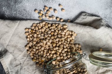 Nohut. Sağlıklı vejetaryen yemekleri. Gri arka plan. Üst görünüm.