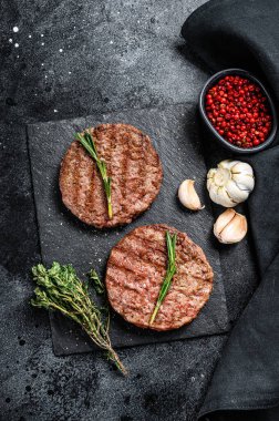 Izgara biftek köftesi. Barbekü eti. Siyah arka plan. Üst görünüm.