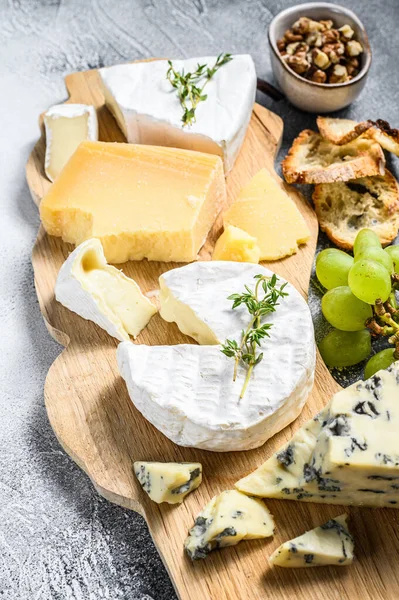 Tábua Queijo Com Camembert Francês Brie Parmesão Queijo Azul Uvas — Fotografia de Stock
