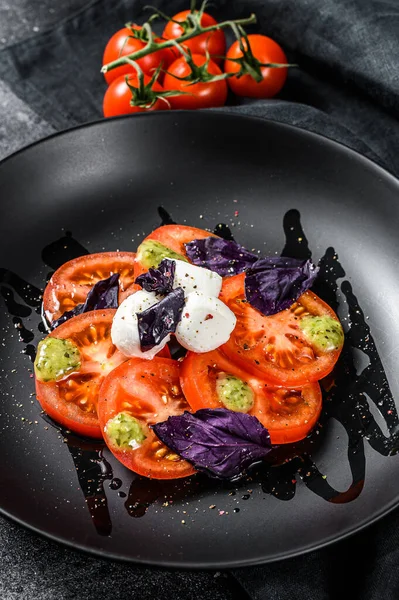 Sałatka Caprese Zdrowy Posiłek Pomidorami Wiśniowymi Kulkami Mozzarelli Fioletową Bazylią — Zdjęcie stockowe