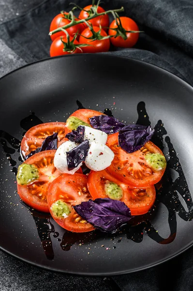 Insalata Caprese Pasto Sano Con Pomodorini Polpette Mozzarella Basilico Viola — Foto Stock