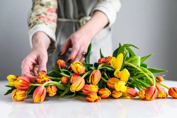 Concepto Del Trabajo Floristería Una Chica Hace Ramo Tulipanes Amarillos — Foto de Stock