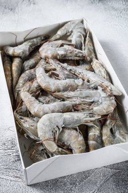 Dev karidesler, perakende paketinde karidesler. Beyaz arka plan. Üst görünüm.