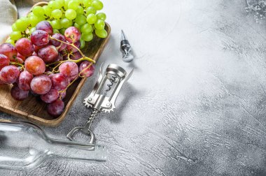 Ev yapımı şarap yapma kavramı. Yeşil ve kırmızı üzümler. Şarap arka planı. Üst Manzara. Boşluğu kopyala.