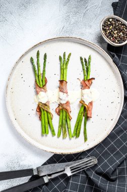 Parma jambonlu yeşil kuşkonmaz. Beyaz arka plan. Üst görünüm.