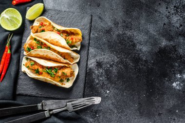 Etli ve sebzeli geleneksel Meksika tacoları. Siyah arka plan. Üst Manzara. Boşluğu kopyala.