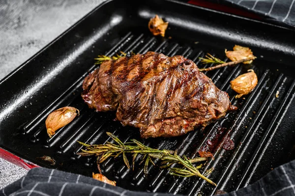 Filete Hierro Plano Parrilla Una Sartén Carne Res Mármol Fondo —  Fotos de Stock