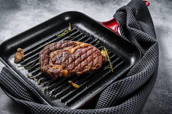 Bife Grelhado Numa Panela Com Alecrim Alho Carne Ibeye Marmorizada — Fotografia de Stock