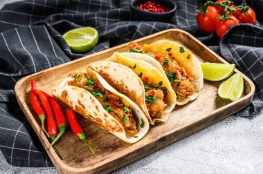 Maydanozlu, peynirli ve biberli geleneksel Meksika tacoları. Beyaz arka plan. Üst görünüm.