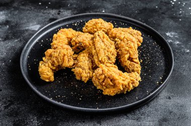 Ev yapımı çıtır tavuk kanadı. Siyah arka plan. Üst görünüm.